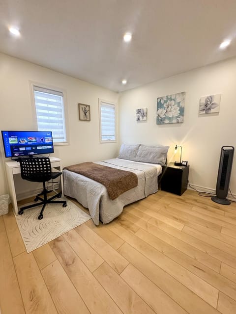 Bed, TV and multimedia, Photo of the whole room, Decorative detail, Decorative detail, Seating area, Bedroom