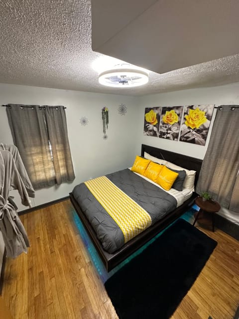 Adults Only vacation rental with Hot tub- NO PARTIES House in Detroit