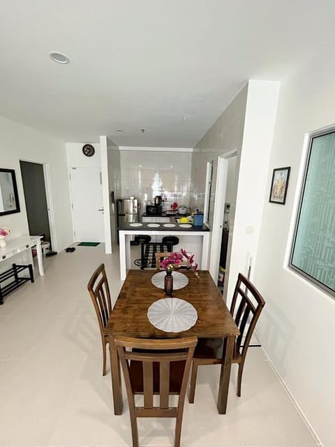 Kitchen or kitchenette, Seating area, Dining area