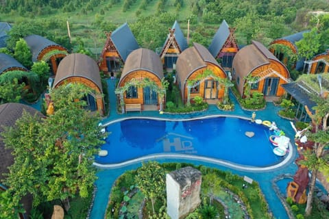 Bird's eye view, Pool view