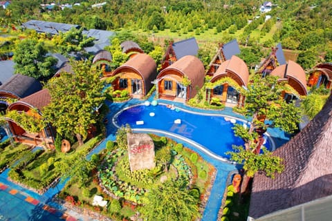 Bird's eye view, Pool view