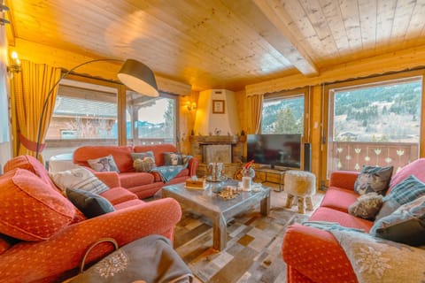 chalet Amitie familial de luxe avec JACUZZI, HEBERGEMENT MULTIPASS ETE, WIFI fibre, 150 m des pistes de ski et randonnées Chalet in Les Gets