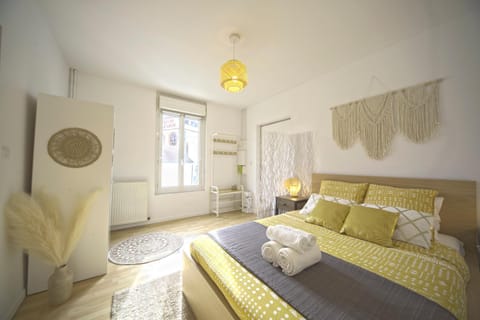 Bed, Photo of the whole room, Bedroom, towels