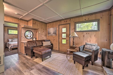 Comfy Burt Lake Abode - On-Site Lake Access! Haus in Burt Lake