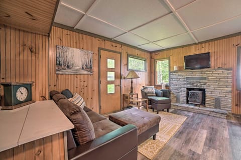 Comfy Burt Lake Abode - On-Site Lake Access! Haus in Burt Lake