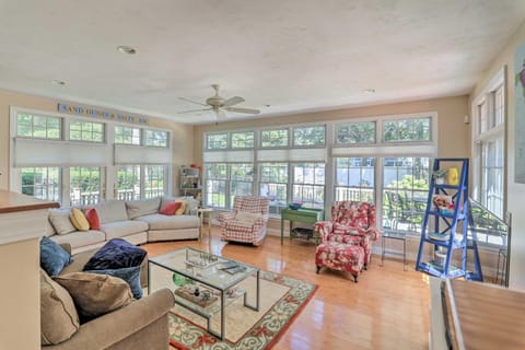 Cape Cod Cottage with Furnished Deck Walk to Beach! Maison in Falmouth