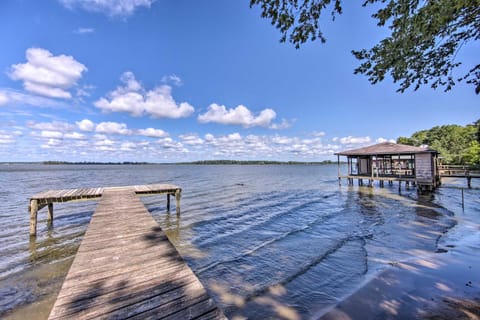 Luxe Lakehouse with Sunset Views on Lake Palestine! Casa in Tyler