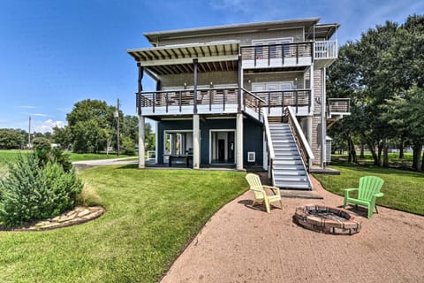 Secluded Seabrook Waterfront Home with Patio! House in Seabrook