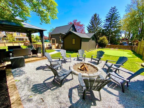 Stylish Downtown Kingsville Getaway with Putting Green, Firepit & Games Maison in Kingsville