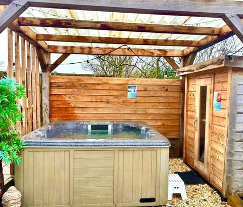Wellness bungalow with jacuzzi &sauna&private garden near Amsterdam House in Haarlem