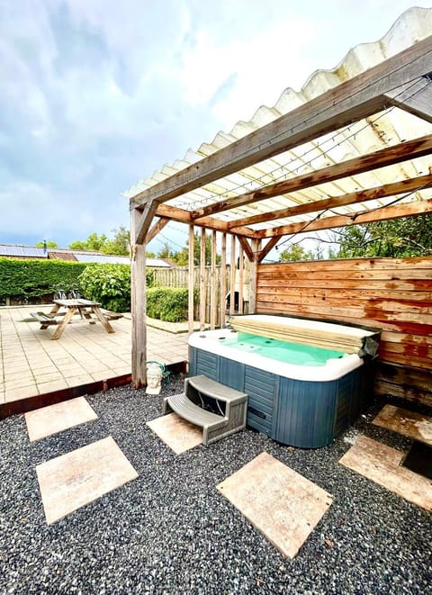 Wellness bungalow with jacuzzi &sauna&private garden near Amsterdam House in Haarlem