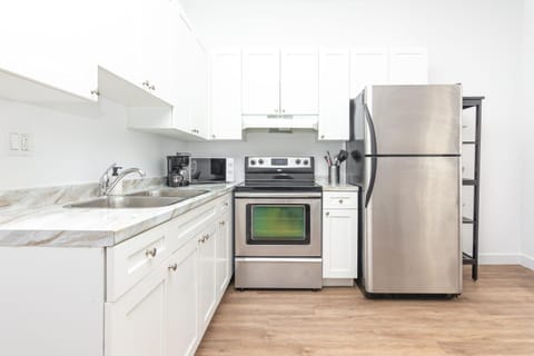 Kitchen or kitchenette, minibar, pet friendly, stove