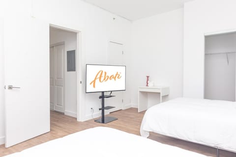 Bed, Property logo or sign, TV and multimedia, Bedroom