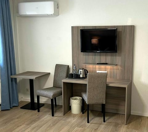 TV and multimedia, Seating area, air conditioner