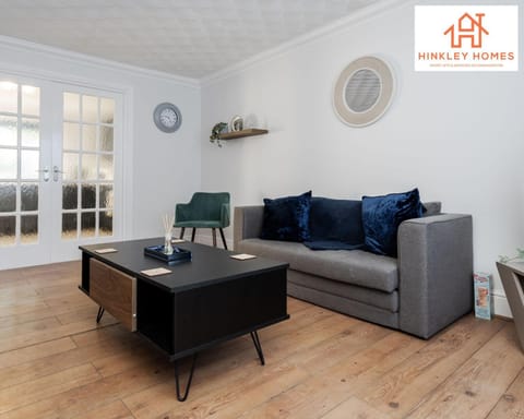 Spacious 3 bedroom house with wifi and car parking By Hinkley Homes Short Lets & Serviced Accommodation Condo in Liverpool