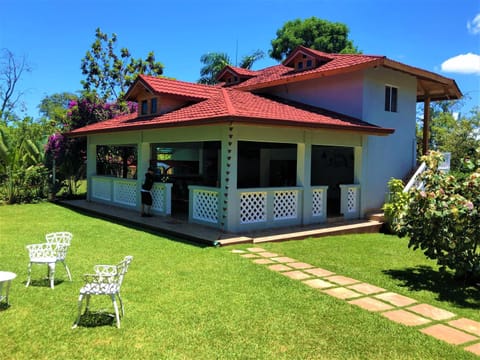 Villa Los Caciques By Hospedify - Hermosa Villa con Piscina, Billar, Zona de BBQ y Domino Villa in Jarabacoa