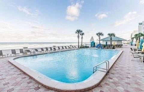 Oceanfront Studio Condo With Balcony View Of Beach And Ocean In Daytona Beach Resort 1011 With 4 Pools Tiki Bar Grill Condominio in South Daytona