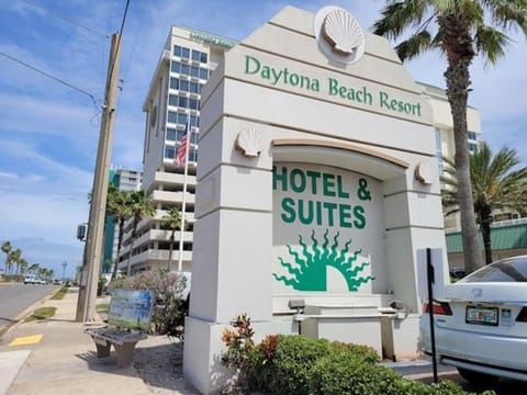 Oceanfront Studio Condo With Balcony View Of Beach And Ocean In Daytona Beach Resort 1011 With 4 Pools Tiki Bar Grill Eigentumswohnung in South Daytona
