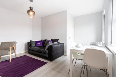 Pillo Rooms Serviced Apartments - Trafford Condo in Stretford