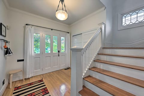 Stunning Queen Anne House with Private Patio! Haus in Queen Anne
