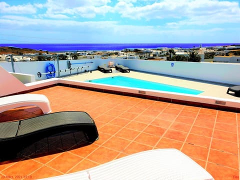 Villa Vista Mar, 360 sqm, pool, whirlpool, gaming room, 85 sqm roof top House in Tías