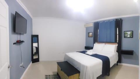 Bed, TV and multimedia, Bedroom