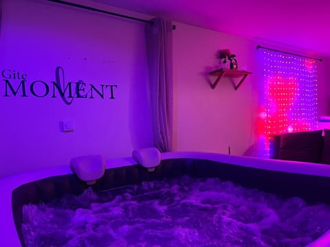 Hot Tub, Photo of the whole room