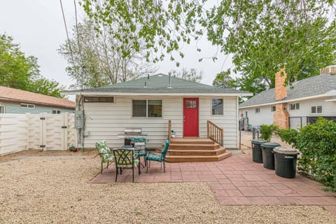 Cherry Blossom II - Updated Cottage Downtown Cottage Backyard Retreat Casa in Fruita