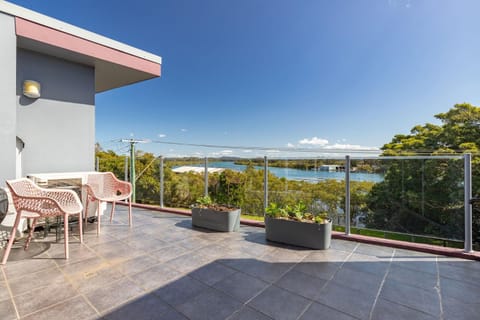 Lake Reflections House in Forster