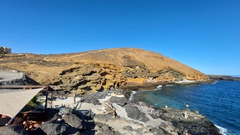 South TENERIFE 2 bedrooms with SUNNY TERRACE and AMAZING VIEWS to TEIDE and POOL Apartment in Costa del Silencio