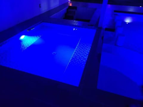 Hot Tub, Swimming pool