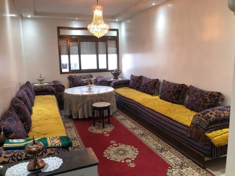 Bel appartement rénové proche de la gare du train Condo in Rabat