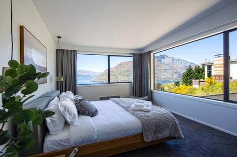 Bedroom, Lake view