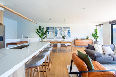 Luxury Away - Blue Water Heights House in Queenstown