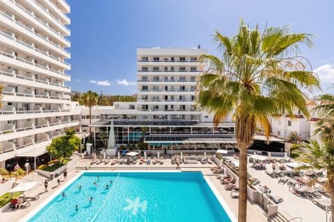 Property building, Day, Pool view, Swimming pool, sunbed