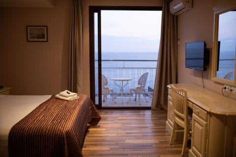 Bed, TV and multimedia, Photo of the whole room, Sea view