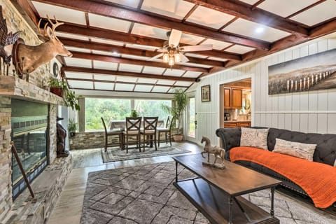 Lush Riverfront Escape with Private Boat Dock! Haus in Riverview