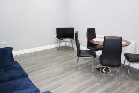 Ground Floor 1 Bed Flat Dartford- 1 - Fully Equipped - Fibre Wifi - AIRPORT PICK-DROP AVAILABLE Apartment in Dartford