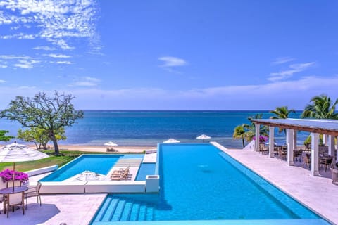 Las Verandas Hotel & Villas Resort in Bay Islands Department
