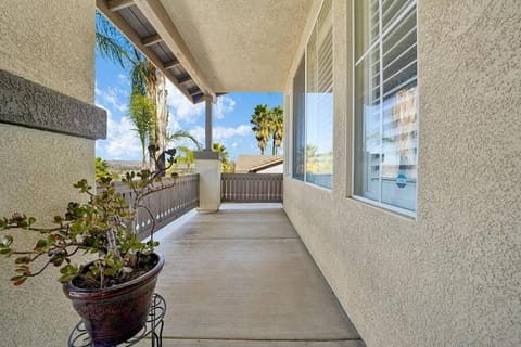 Pool-BBQ-View-Balcony-Fireplace-King-Garage-WD Maison in Lake Elsinore