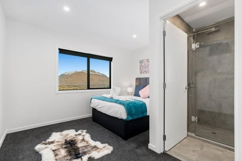 A Luckie Charm - 5-Bedroom Townhouse with Spectacular View House in Queenstown