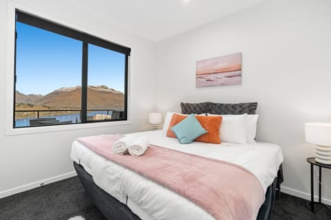 A Luckie Charm - 5-Bedroom Townhouse with Spectacular View House in Queenstown