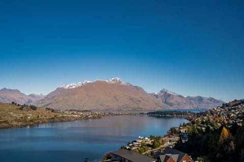 A Luckie Charm - 5-Bedroom Townhouse with Spectacular View House in Queenstown