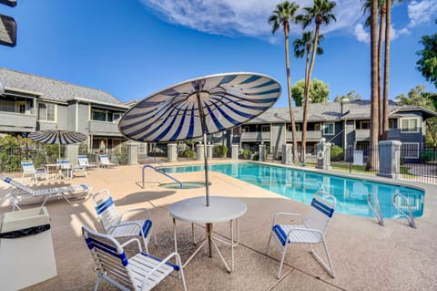 Pet-Friendly Condo with Pool about 7 Mi to Dtwn Chandler Eigentumswohnung in Chandler