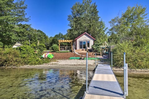 Quaint Oakland Getaway on East Pond Lake! House in Oakland