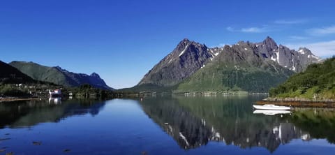 Unique and charming house at the foot of Lofoten's highest mountain House in Lofoten