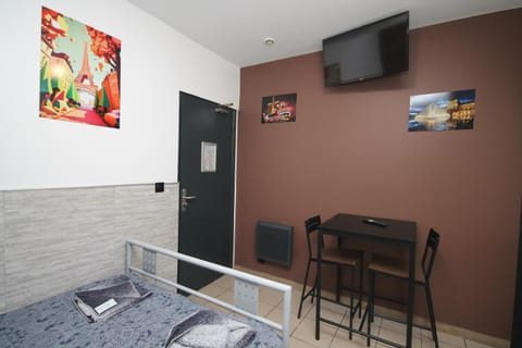 05 - Chambre confort au calme avec TV WIFI Bed and Breakfast in Saint-Denis, France