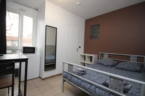 05 - Chambre confort au calme avec TV WIFI Bed and Breakfast in Saint-Denis, France