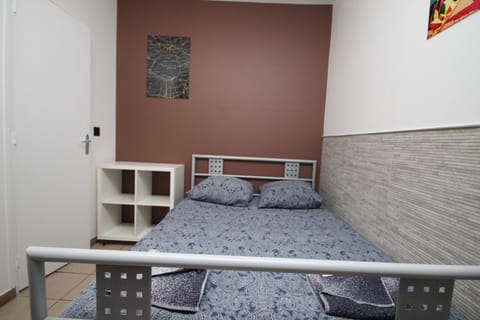 05 - Chambre confort au calme avec TV WIFI Bed and Breakfast in Saint-Denis, France