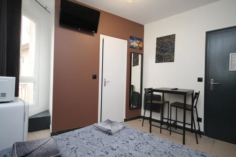 09 - Chambre proche Paris et Transports avec TV WIFI Bed and Breakfast in Saint-Denis, France